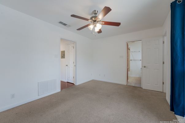 Empty room, Interior
