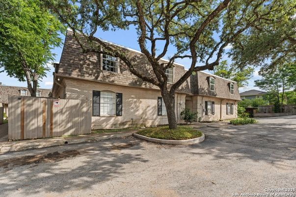 Exterior, Facade, Brick Facade, Cape Cod