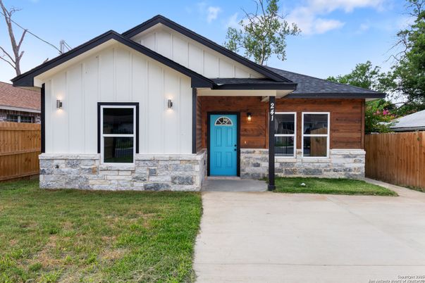 Exterior, Facade, Farmhouse