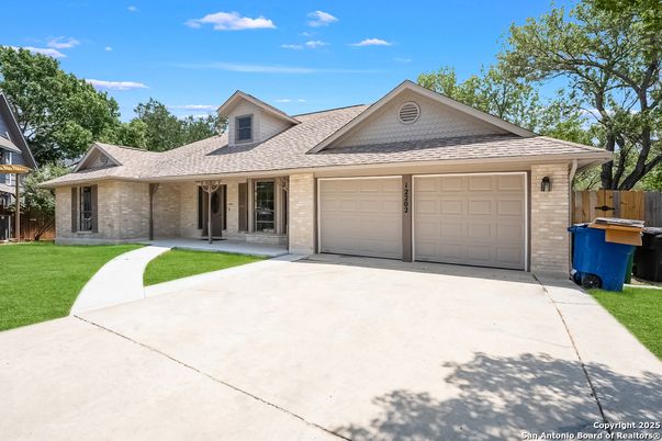 Attached, Exterior, Facade, Ranch