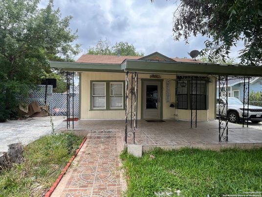 Exterior, Facade, Ranch