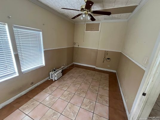 Empty room, Interior