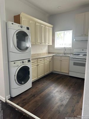 Interior, Recessed Lighting, Washer, Wood Texture Flooring