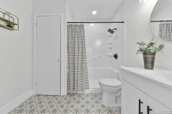 Bathroom, Interior, Recessed Lighting