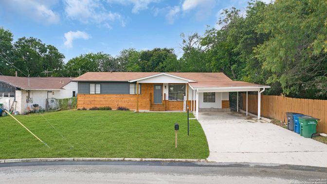 Exterior, Facade, Ranch