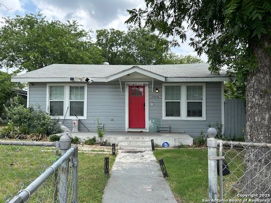 Exterior, Facade, Ranch