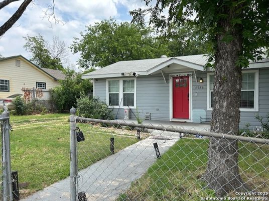 Backyard, Exterior, Facade, Ranch