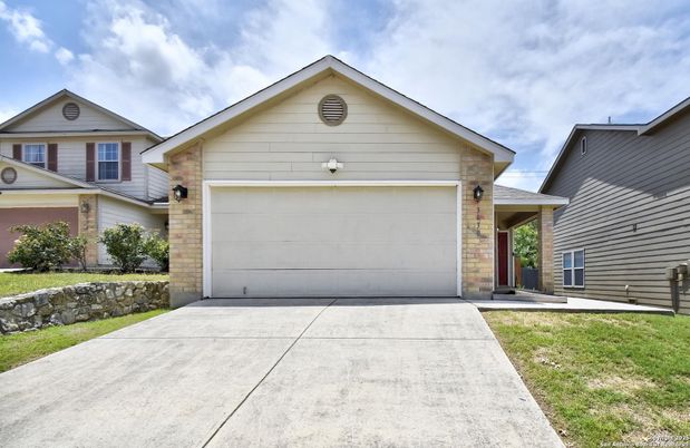 Attached, Exterior, Facade, American Craftsman