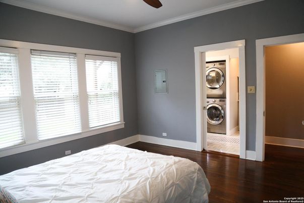 Bedroom, Interior, Utility Closets, Washer, Wood Texture Flooring