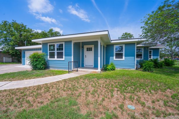 Attached, Exterior, Facade, Ranch