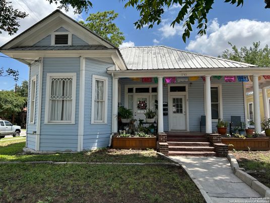 Exterior, Facade, Queen Anne Victorian
