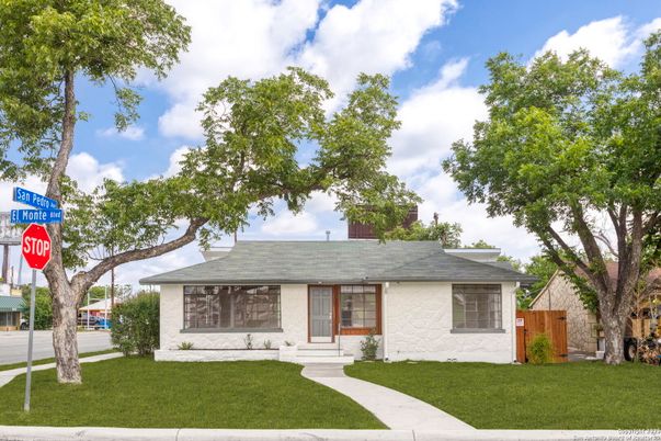 Exterior, Facade, Ranch