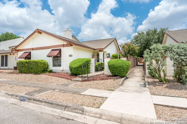 Exterior, Facade, Ranch