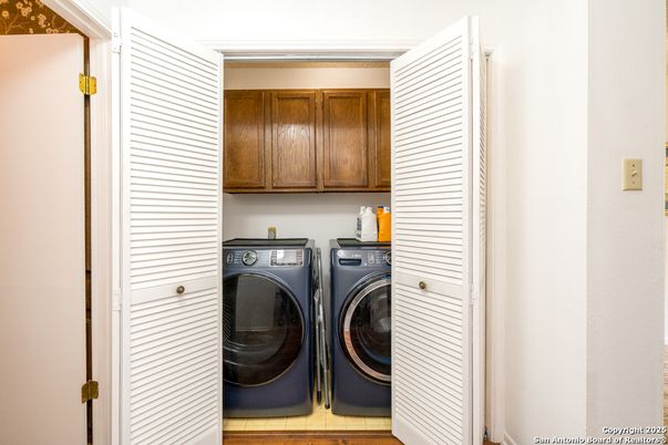 Interior, Utility Closets, Washer, Wood Texture Flooring