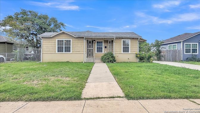 Exterior, Facade, Ranch