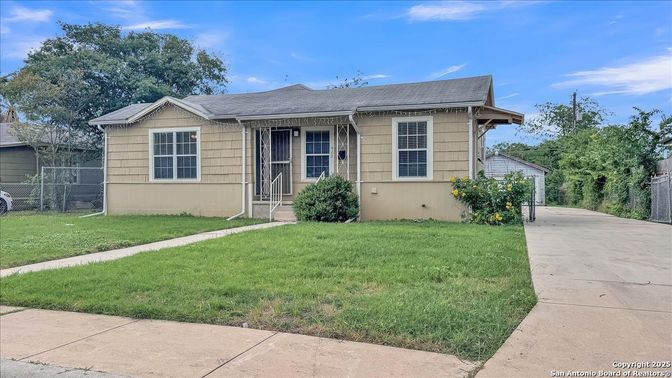 Exterior, Facade, Ranch