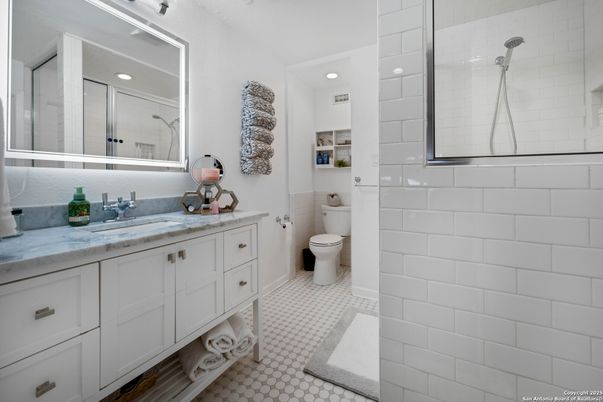 Bathroom, Dual Sink Vanities, Interior, Recessed Lighting