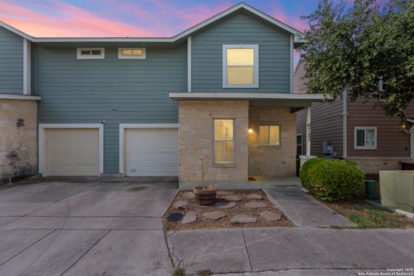 Attached, Exterior, Facade, American Craftsman