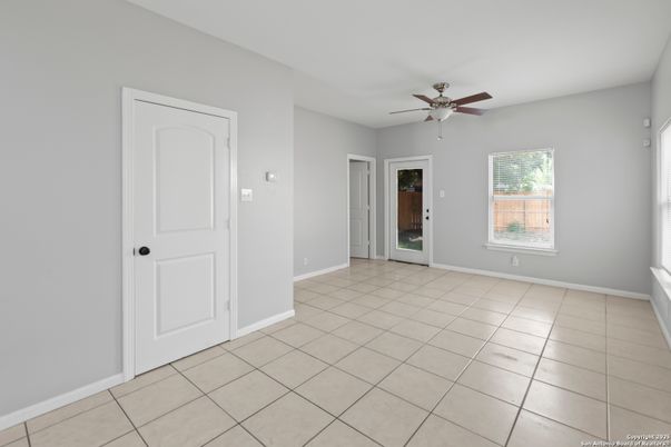 Empty room, Interior