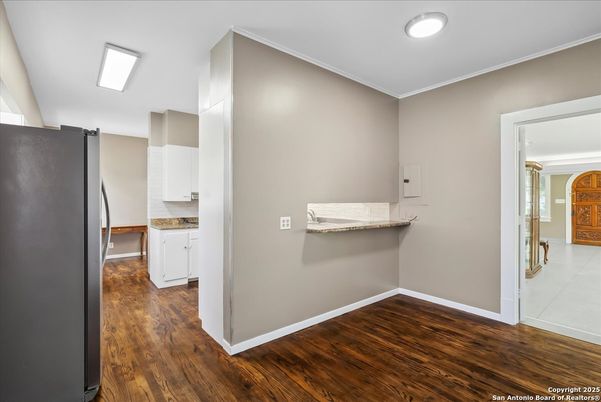 Interior, Recessed Lighting, Wood Texture Flooring
