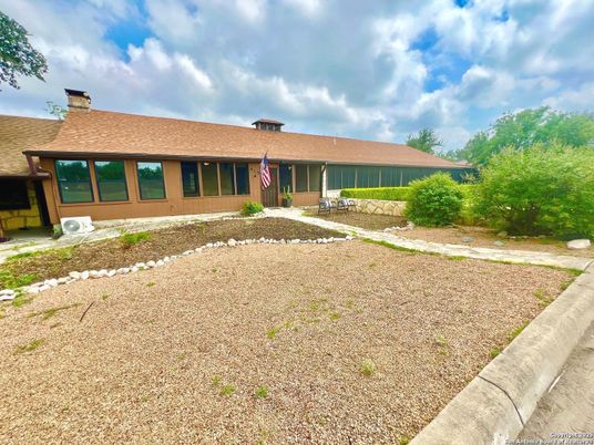 Backyard, Exterior, Facade, Ranch