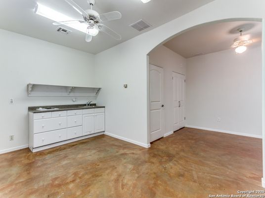 Empty room, Interior