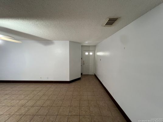 Empty room, Interior