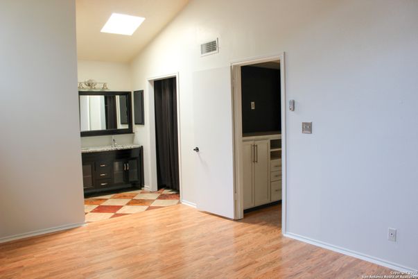 Bathroom, Interior, Recessed Lighting, Wood Texture Flooring