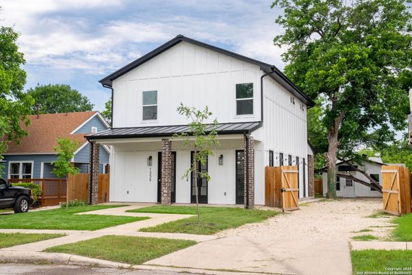 Exterior, Facade, Farmhouse