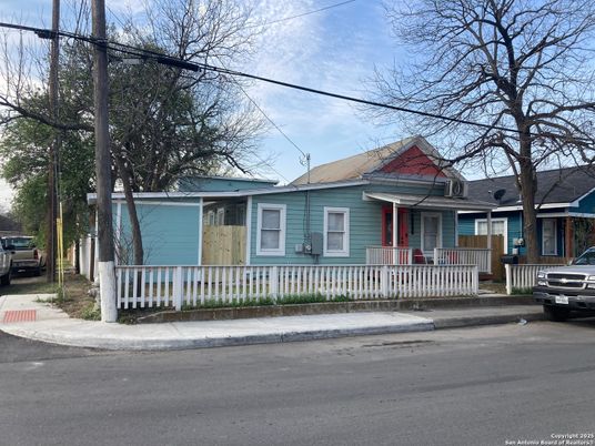 Exterior, Facade, Queen Anne Victorian