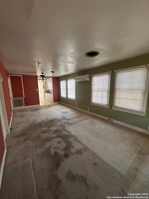 Empty room, Interior