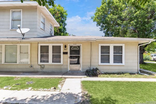 Exterior, Facade, Ranch
