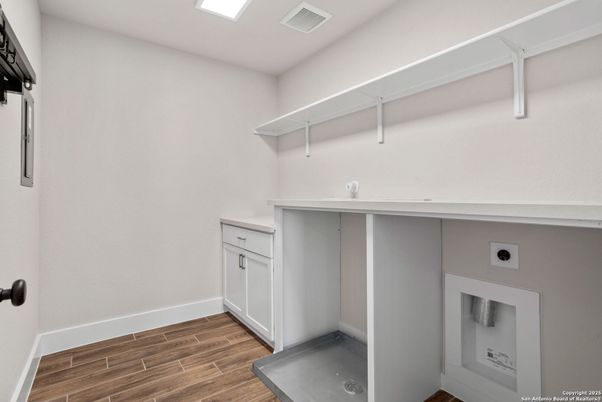 Interior, Recessed Lighting, Walk-in Closets, Wood Texture Flooring