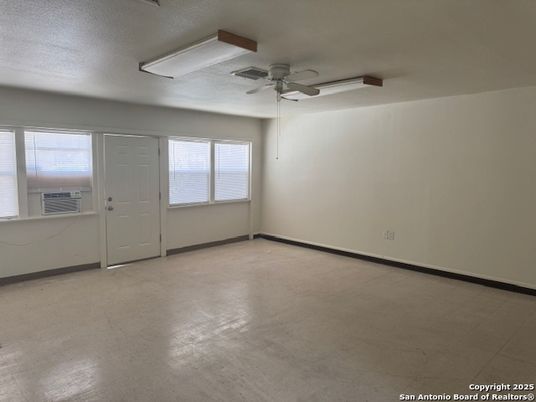 Empty room, Interior