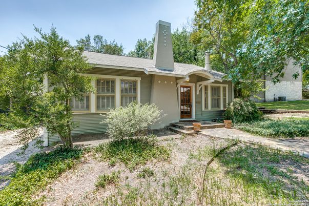 Exterior, Facade, Ranch