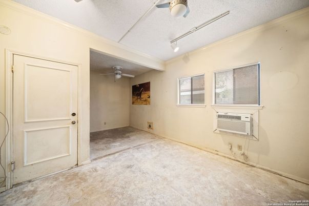 Empty room, Interior