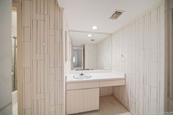 Bathroom, Interior, Recessed Lighting