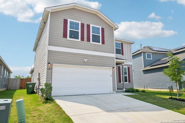 Attached, Exterior, Facade, Solar Panels, American Craftsman