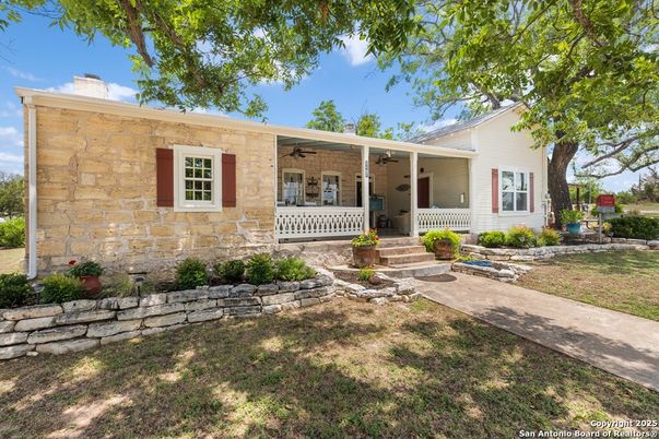 Exterior, Facade, Ranch