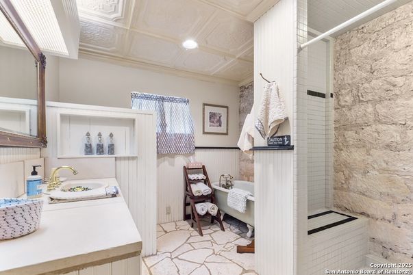 Bathroom, Interior, Recessed Lighting