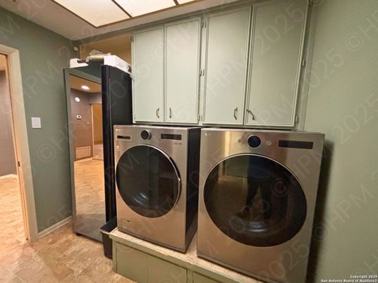 Interior, Washer, Wood Texture Flooring