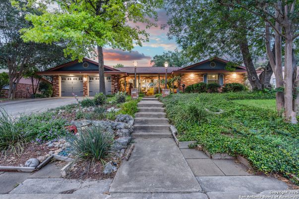 Attached, Exterior, Facade, Brick Facade, Log Home
