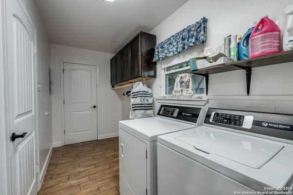 Interior, Washer, Wood Texture Flooring