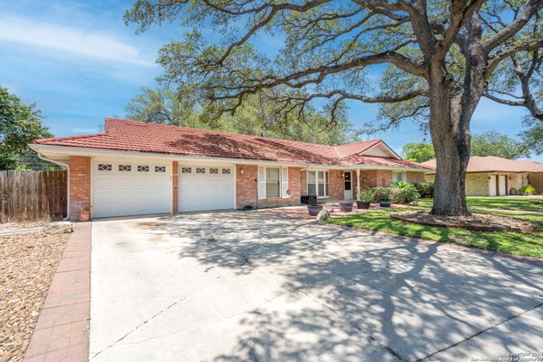 Attached, Exterior, Facade, Brick Facade, Ranch