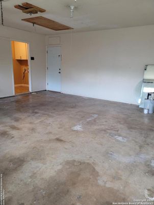Empty room, Interior