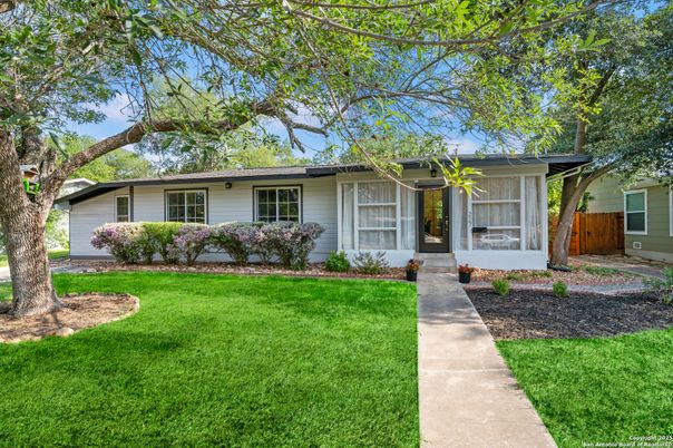 Exterior, Facade, Ranch