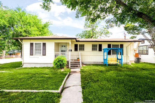 Backyard, Exterior, Facade, Ranch