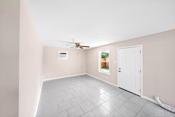 Empty room, Interior