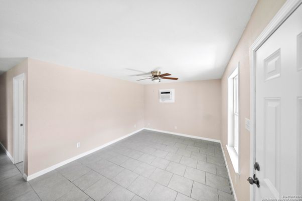 Empty room, Interior