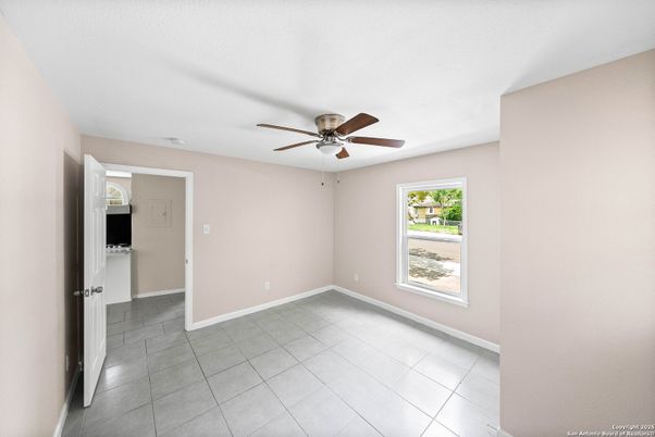 Empty room, Interior
